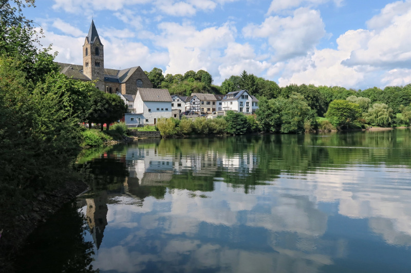 Urlaub mit Hund in der Eifel (Ulmener Maar)